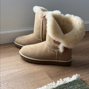UGG Women's Bailey Button